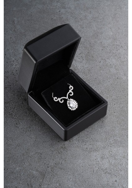 925 Ayar Gümüş Işıklı Kutuda Elmas Model Kolye