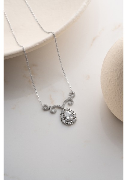 925 Ayar Gümüş Işıklı Kutuda Elmas Model Kolye