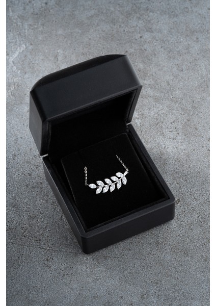 925 Ayar Gümüş Işıklı Kutuda Yaprak Kolye