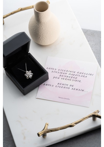 925 Ayar Gümüş Işıklı Kutuda Beyaz Taşlı Katmanlı Lotus Kolye