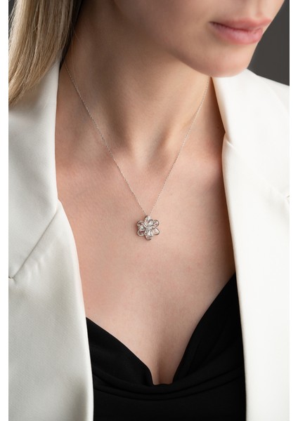 925 Ayar Gümüş Işıklı Kutuda Beyaz Taşlı Katmanlı Lotus Kolye fiyatları