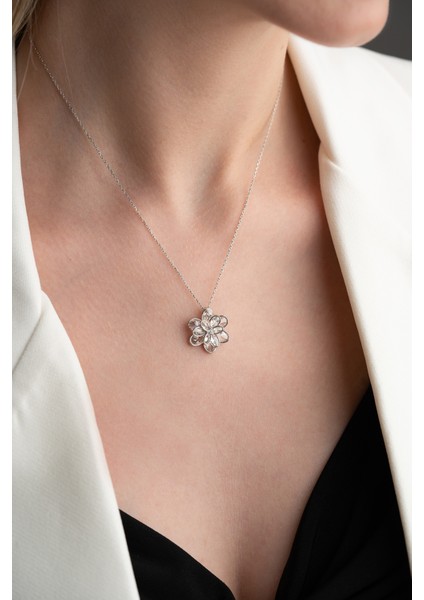 925 Ayar Gümüş Işıklı Kutuda Beyaz Taşlı Katmanlı Lotus Kolye modelleri