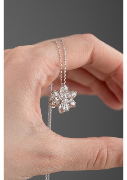 925 Ayar Gümüş Işıklı Kutuda Beyaz Taşlı Katmanlı Lotus Kolye indirimleri