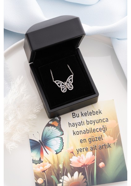 925 Ayar Gümüş Işıklı Kutuda Bagetli Kelebek Kolye