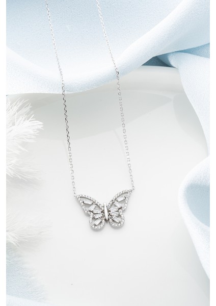 925 Ayar Gümüş Işıklı Kutuda Bagetli Kelebek Kolye modelleri