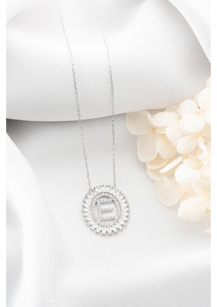 925 Ayar Gümüş Işıklı Kutuda Zirkon Taşlı Harf Kolye fırsatları