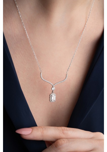 925 Ayar Işıklı Kutuda Baget Kolye modelleri