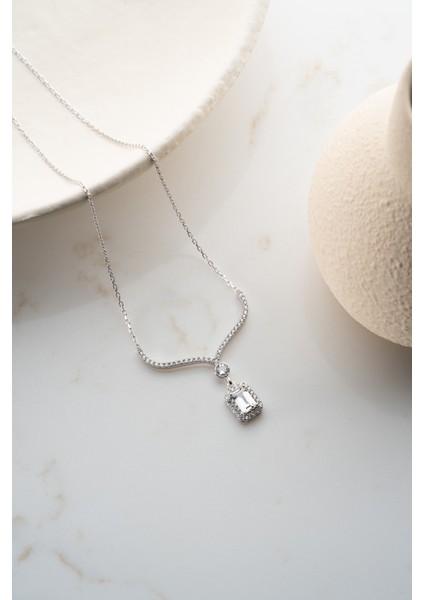 925 Ayar Işıklı Kutuda Baget Kolye indirimleri