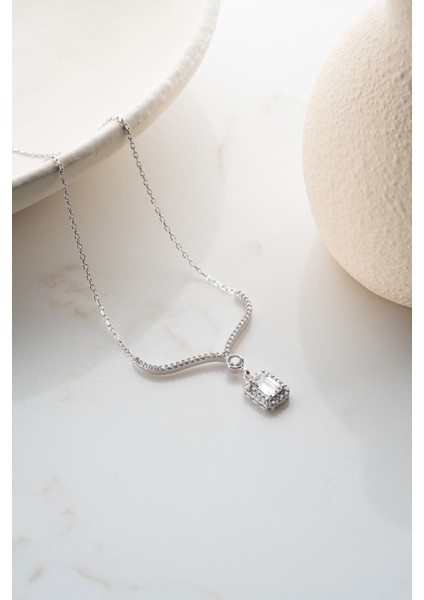 925 Ayar Işıklı Kutuda Baget Kolye