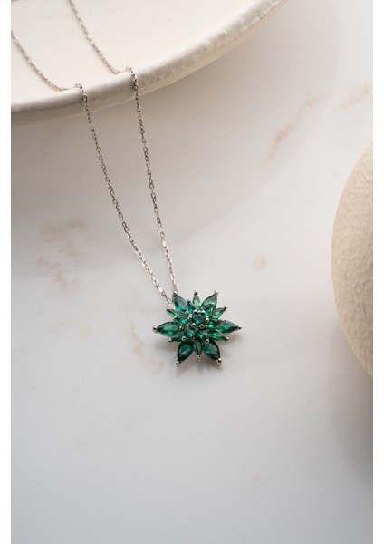 925 Ayar Gümüş Işıklı Kutuda Lotus Kolye indirimleri