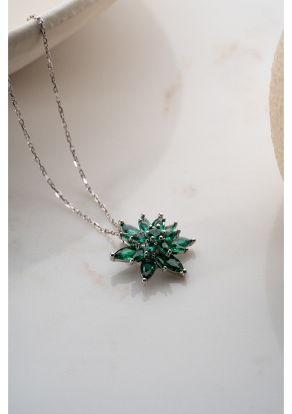 925 Ayar Gümüş Işıklı Kutuda Lotus Kolye