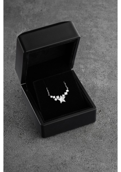 925 Ayar Gümüş Işıklı Kutuda Yıdız Model Kolye