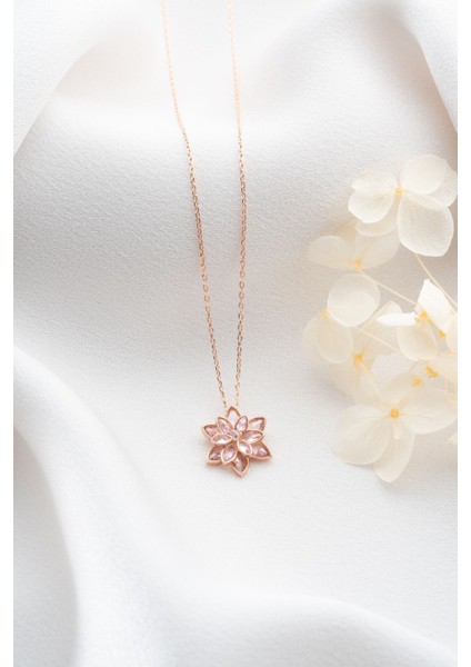 925 Ayar Gümüş Işıklı Kutuda Pembe Lotus Çiçeği Kolye fırsatları