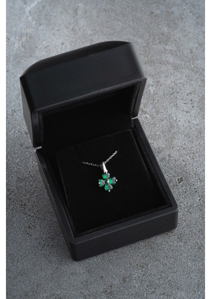 925 Ayar Gümüş Işıklı Kutuda Yeşil Yonca Kolye