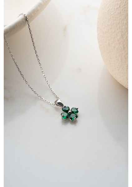 925 Ayar Gümüş Işıklı Kutuda Yeşil Yonca Kolye fırsatları