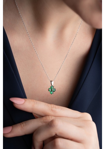 925 Ayar Gümüş Işıklı Kutuda Yeşil Yonca Kolye