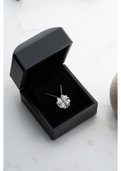 925 Ayar Gümüş Işıklı Kutuda Beyaz Taşlı Mıknatıslı Kalp Kolye