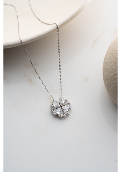 925 Ayar Gümüş Işıklı Kutuda Beyaz Taşlı Mıknatıslı Kalp Kolye