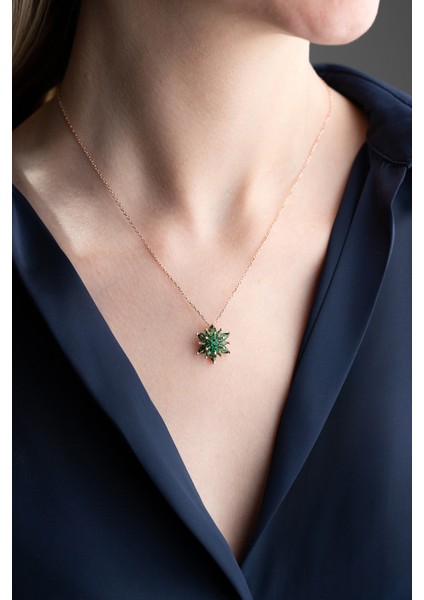 925 Ayar Gümüş Işıklı Kutu Zümrüt Yeşil Taşlı Lotus Kolye fiyatları