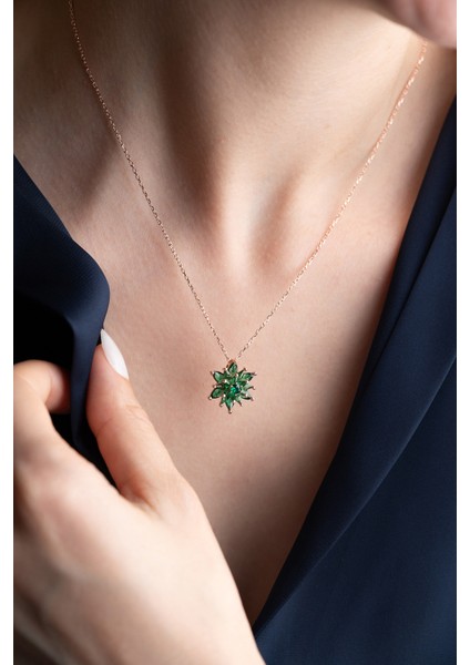 925 Ayar Gümüş Işıklı Kutu Zümrüt Yeşil Taşlı Lotus Kolye modelleri