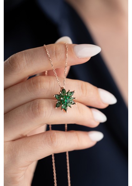 925 Ayar Gümüş Işıklı Kutu Zümrüt Yeşil Taşlı Lotus Kolye fırsatları