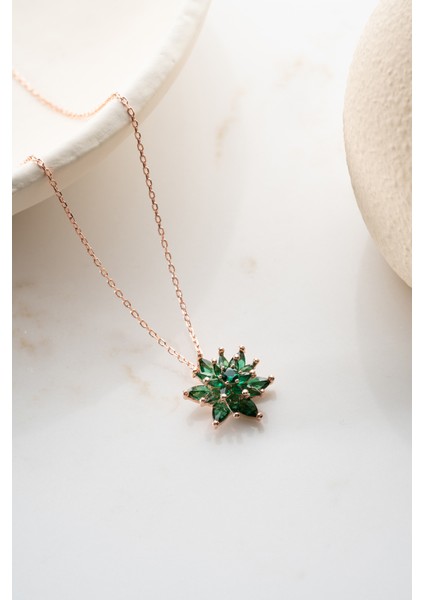 925 Ayar Gümüş Işıklı Kutu Zümrüt Yeşil Taşlı Lotus Kolye