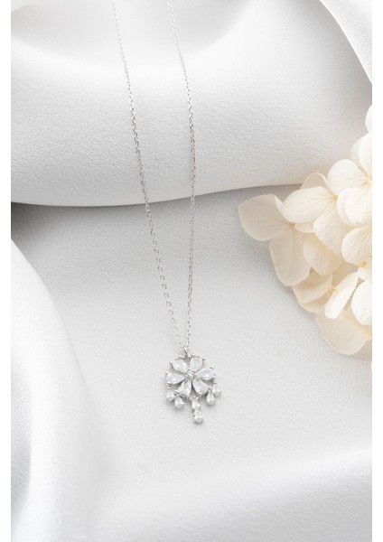 925 Ayar Gümüş Işıklı Kutuda Lotus Çiçeği Kolye fırsatları