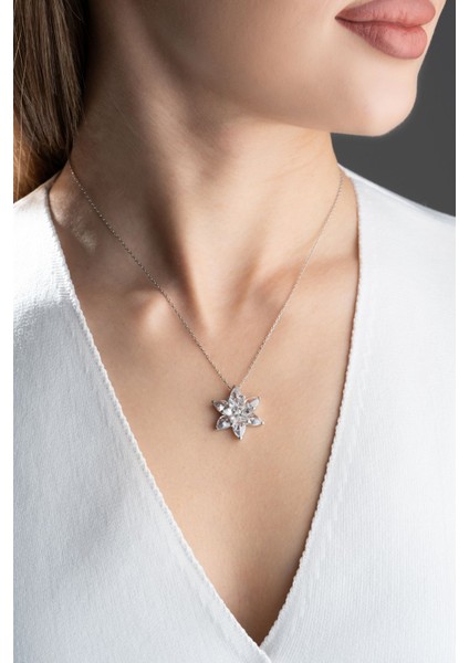 925 Ayar Gümüş Işıklı Kutuda Büyük Beyaz Lotus Çiçeği Kolye modelleri