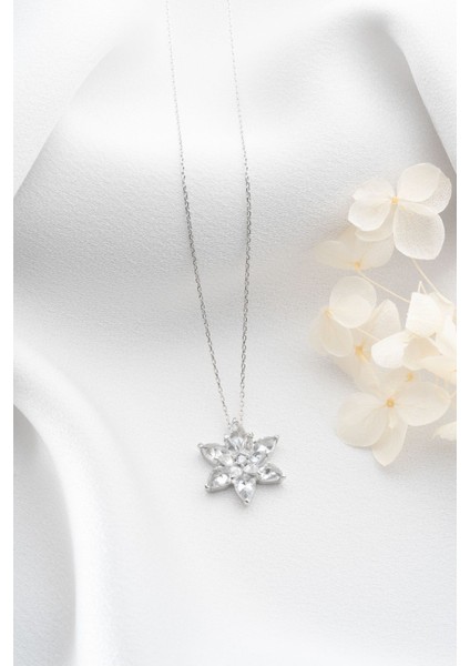 925 Ayar Gümüş Işıklı Kutuda Büyük Beyaz Lotus Çiçeği Kolye fırsatları