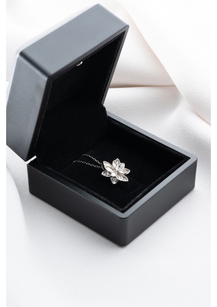 925 Ayar Gümüş Işıklı Kutuda Beyaz Lotus Çiçeği Kolye fiyatları