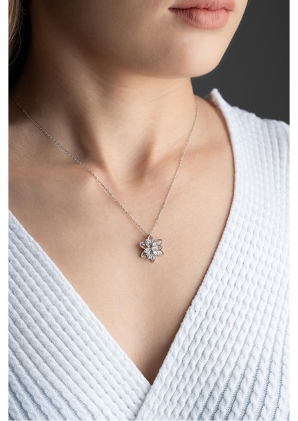 925 Ayar Gümüş Işıklı Kutuda Beyaz Lotus Çiçeği Kolye indirimleri