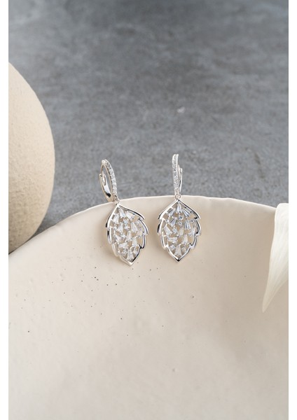 925 Ayar Gümüş Baget Taşlı Yaprak Model Küpe fırsatları