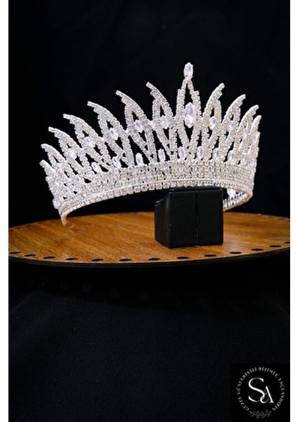 Kristal Taşlı Gelin Tacı Gümüş Renk Şık ve Zarif Tasarım Kadınlar İçin indirimleri