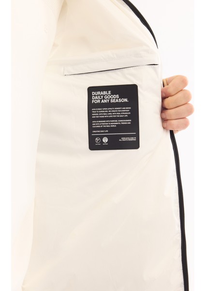 Erkek Beyaz Kapüşonlu Su İtici Rüzgar Geçirmez Şişme Regular Fit Mont B006082