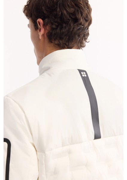 Erkek Beyaz Kapüşonlu Su İtici Rüzgar Geçirmez Şişme Regular Fit Mont B006082