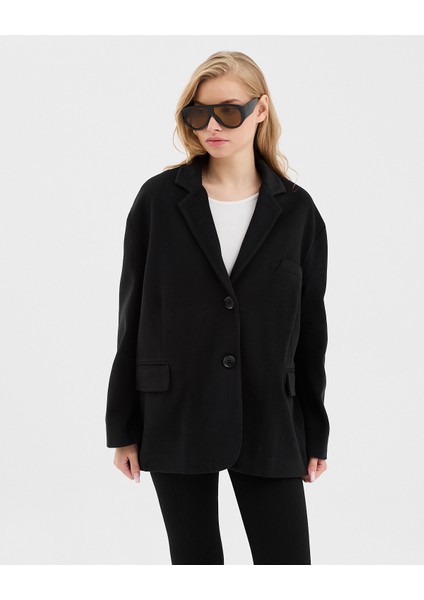 Kadın Mono Kapamalı Düşük Kollu Oversize Fletolu Cep Detaylı Ceket