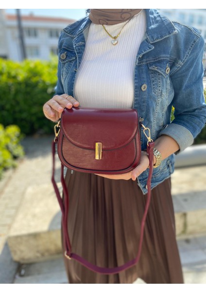 , 3 Bölmeli, Kilit Detaylı, Bordo Rugan Bayan Çapraz Çantası modelleri