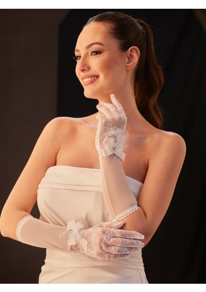 Dantelli Uzun Beyaz Gelin Eldiveni – Fiyonk ve Taş Detaylı Zarif Nikah Eldiveni