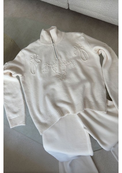 Fermuarlı Süzene Nakışlı Triko Kazak- Ekru