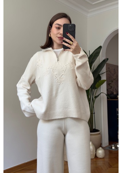 Fermuarlı Süzene Nakışlı Triko Kazak- Ekru