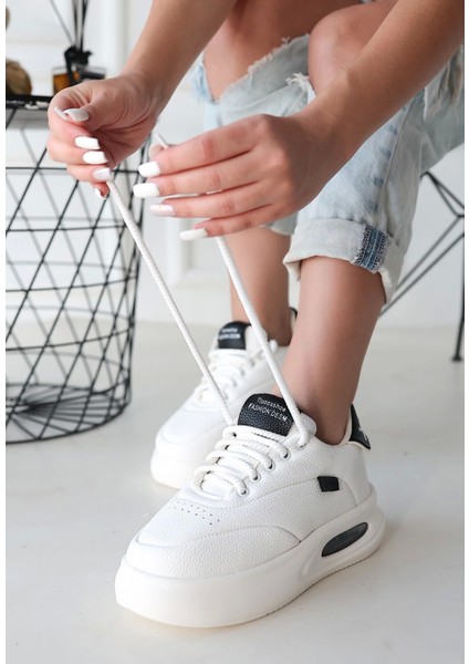 Chris Beyaz Cilt Siyah Detaylı Bağcıklı Spor Ayakkabı indirimleri