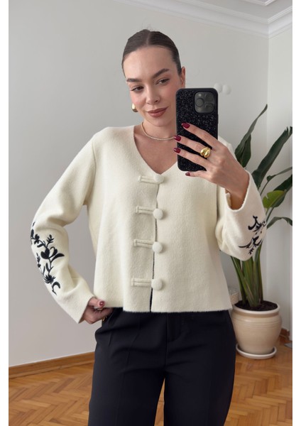 Kolu Nakışlı Düğmeli Triko Premium Hırka- Ekru