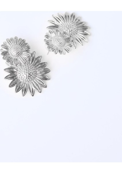 Gümüş Rengi Ikili Çiçek Figürlü Parlak Küpe fiyatları