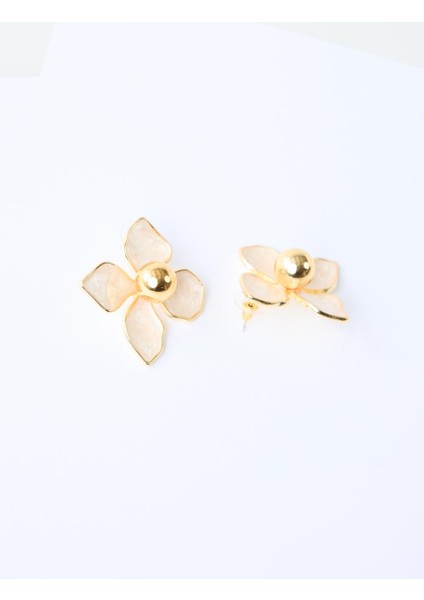 Beyaz Çiçek Figürlü Metal Top Detaylı Küpe fiyatları