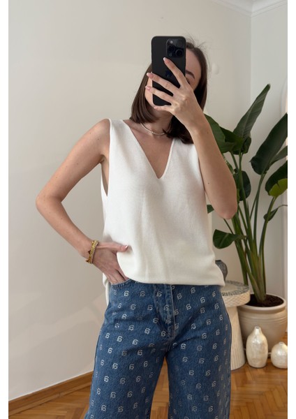 V Yaka Mevsimlik Premium Süveter- Ekru