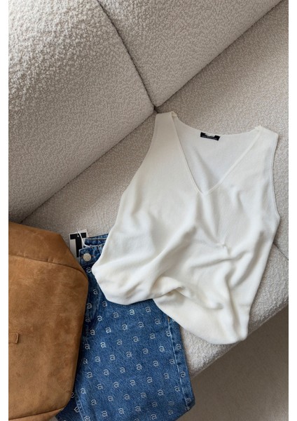 V Yaka Mevsimlik Premium Süveter- Ekru