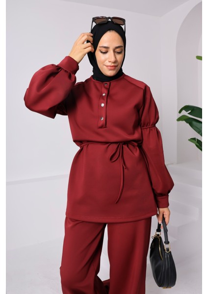 Bordo Scuba Kumaş Tesettür Alt Üst Takım – Yüksek Bel Çift Cepli Pantolon & Çıtçıt Yaka Üst