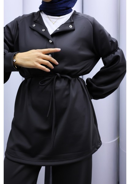 Bordo Scuba Kumaş Tesettür Alt Üst Takım – Yüksek Bel Çift Cepli Pantolon & Çıtçıt Yaka Üst