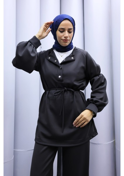 Bordo Scuba Kumaş Tesettür Alt Üst Takım – Yüksek Bel Çift Cepli Pantolon & Çıtçıt Yaka Üst modelleri