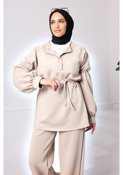 Bordo Scuba Kumaş Tesettür Alt Üst Takım – Yüksek Bel Çift Cepli Pantolon & Çıtçıt Yaka Üst